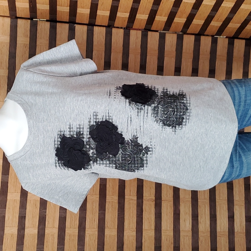 EUC! Simply Vera Wang raised rose tshirt - Picture 1 of 9